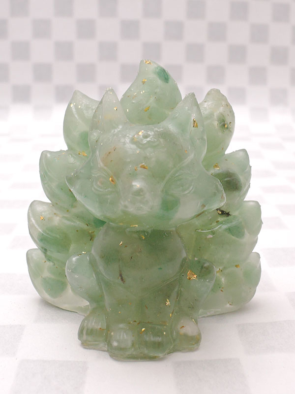 阿朋水晶工芸品:天然水晶砕石 九尾狐フィギュア