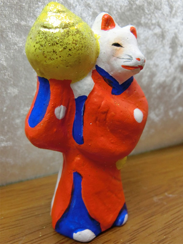 宝珠抱き狐人形