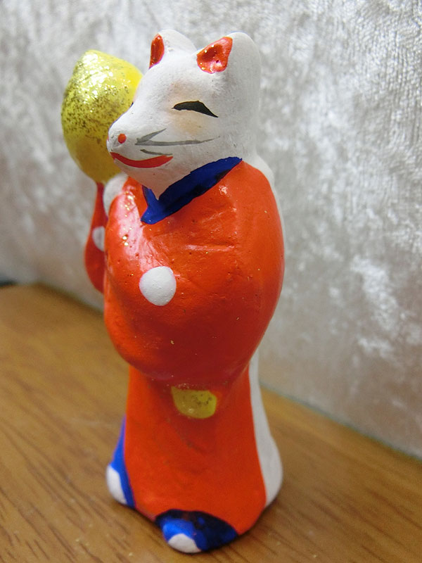宝珠抱き狐人形
