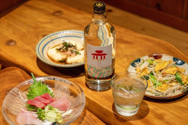 食卓に並ぶSHUREIと沖縄料理