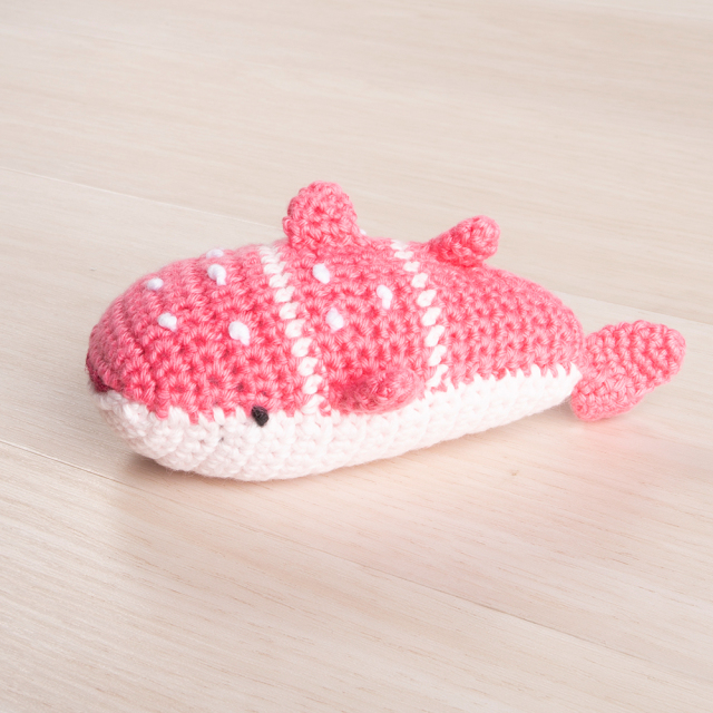 編みぐるみ ジンベエザメ 赤ちゃんのおもちゃラトル