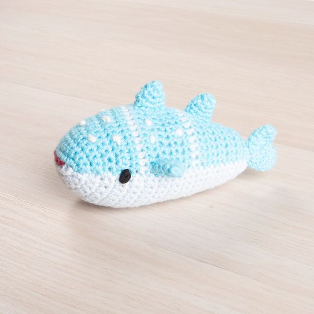 編みぐるみ ジンベエザメ 赤ちゃんのおもちゃラトル