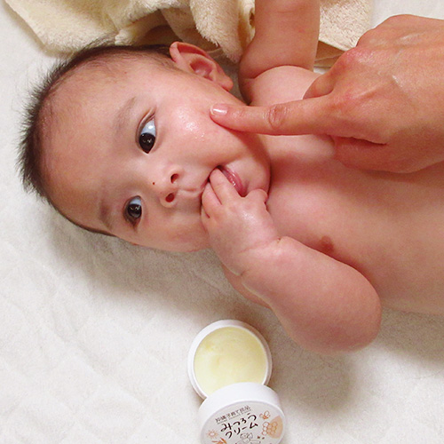 赤ちゃんの保湿には【おきなわのみつろうクリーム】肌荒れ防止に乾燥肌や敏感肌ビーワックス