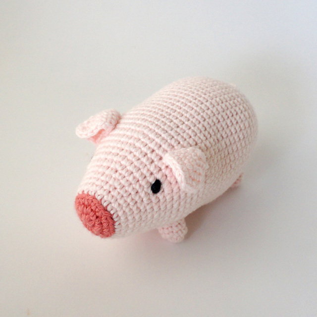 編みぐるみ　はえばる豚　赤ちゃんのおもちゃラトル