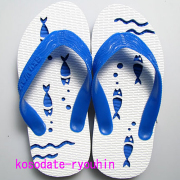 沖縄ビーチサンダル】手彫りの島ぞうり【天使の羽＆ハイビスカス柄