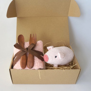 豚さんギフトセット/豚のあみぐるみ・ハンドタオル2枚・ベビーカトラリーのセット/箱付き/出産祝いギフトに