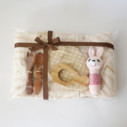 カジュアル出産祝いセット（大）オーガニックタオル｜すっぽりスタイ｜あみぐるみ｜木の歯固め（名入れ付き）｜カジュアルラッピング付