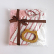 ベビーギフトセット（木の歯固め・すっぽりスタイ・オーガニックタオル）カジュアルラッピング付き