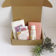 ファーストスキンケアギフトセット｜ホホバオイル50ml｜アロマの石けんカモミール＆イランイラン｜ハンドタオル2枚｜ギフト箱付き（のしorリボン）｜出産祝いの贈り物に