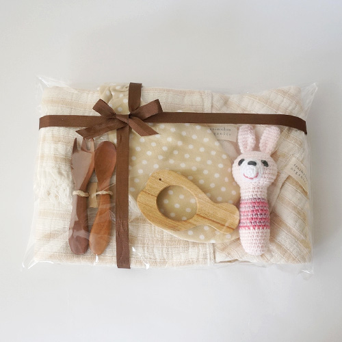 カジュアル出産祝いセット（大）オーガニックタオル｜すっぽりスタイ｜あみぐるみ｜木の歯固め（名入れ付き）｜カジュアルラッピング付