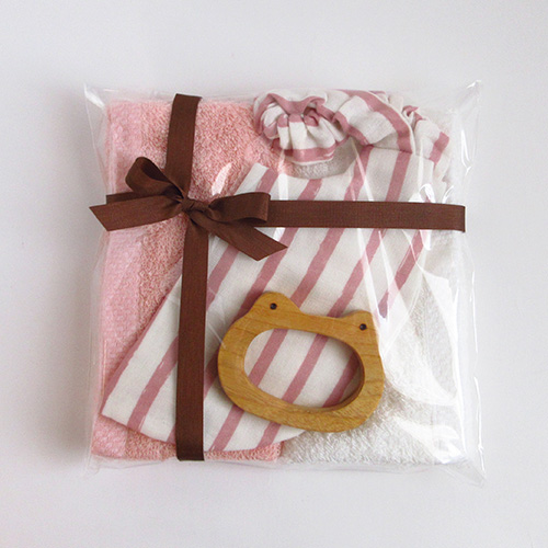 ベビーギフトセット（木の歯固め・すっぽりスタイ・オーガニックタオル）カジュアルラッピング付き