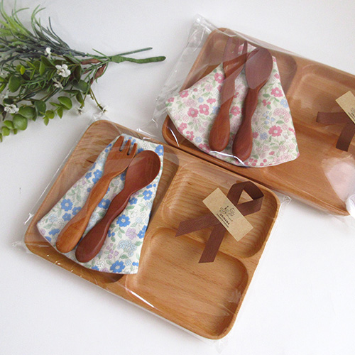 パクパクお食事デビュー４点セット｜木のランチプレート・もこもこスプーン＆フォーク・花柄スタイ｜リボンラッピング付｜出産祝い・誕生日プレゼント