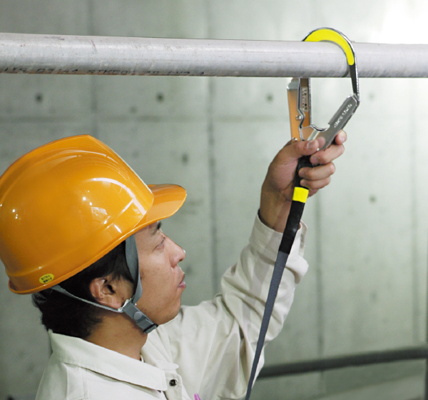 工事資材コム｜335-27R 安全帯使用確認ステッカー蛍光赤（10枚）