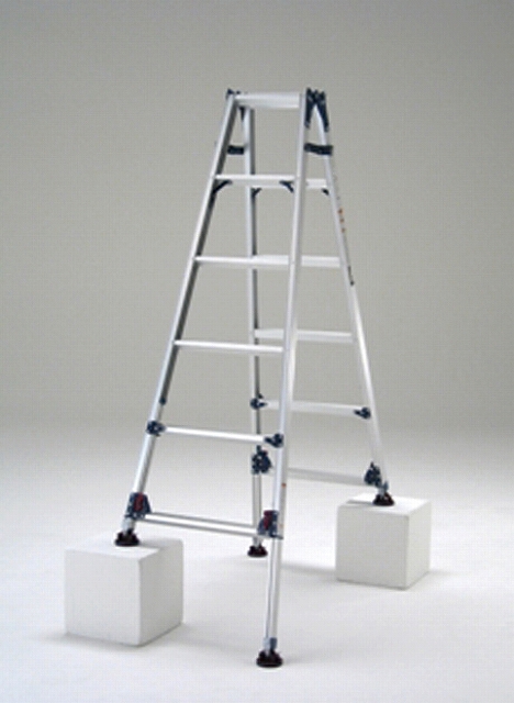 四脚アジャスト式脚立