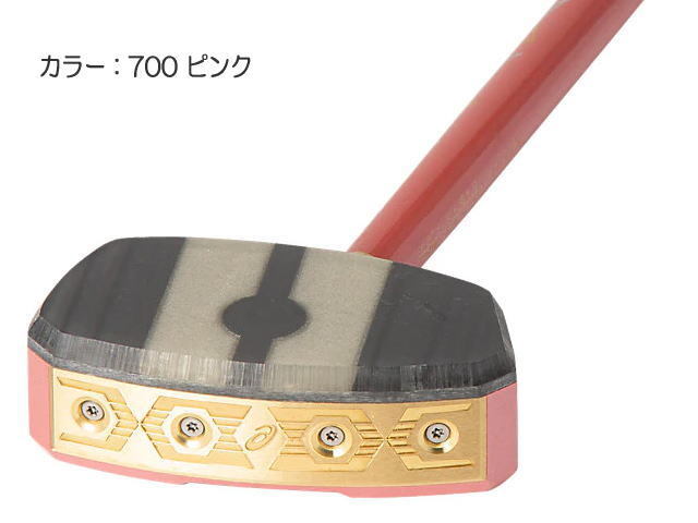 カラーピンク色、クラブヘッドフェイス部分、厚みの増した樹脂フェイス、ヘッドとシャフト繋ぎ目部分の真鍮ソケットで補強