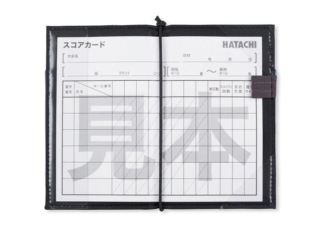 ケース中央には紙を留めるゴム紐、スリットに挿し込まなくても紙を押さえる