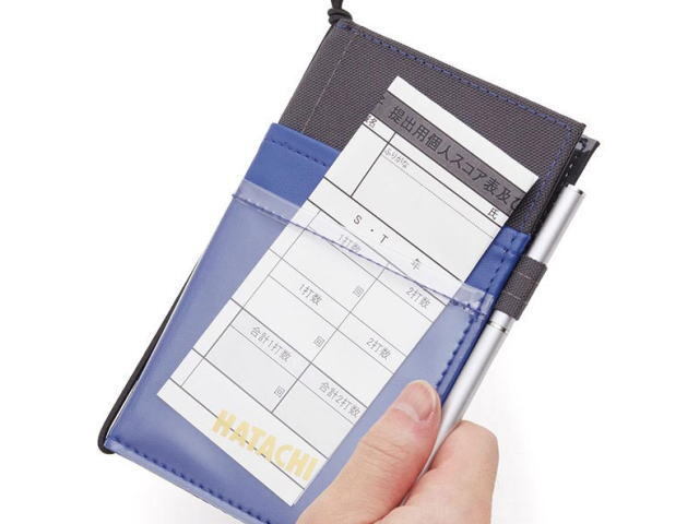 透明外ポケット。外ポケットの中のメンバー表や過去の記録がすぐ見える