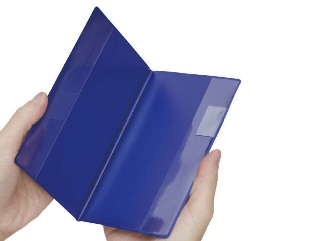 スコアカードケースを開いて持ったイメージ