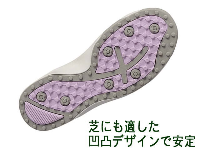 芝で滑りにくい凹凸デザインのソール