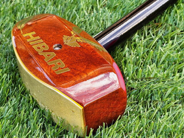 ヘッド裏側のひばり柄の素敵なゴールドデザイン　ビス止めも打感良好な効果