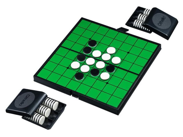 マグネットオセロ　折りたたみを開いて　石ケースを取り出しゲーム開始