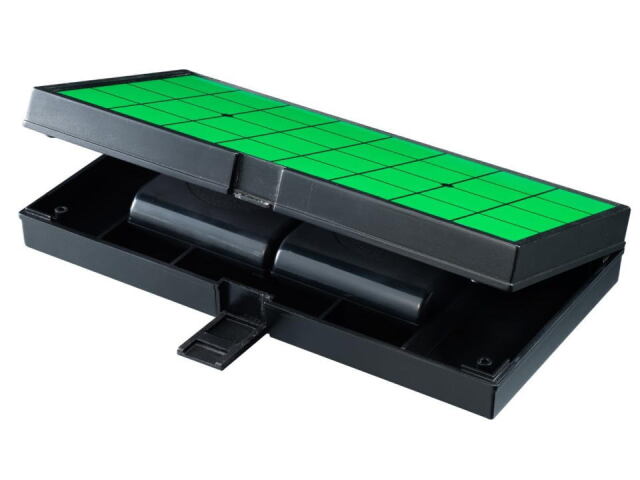 ゲームが終わったらマグネット付き石をケースに入れ折りたたむ前の台に収納しながらコンパクトにたたむ