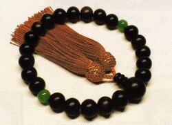 お念珠 男性用 素挽 縞黒檀 ２２玉 ２天ヒスイ 人頭（茶）