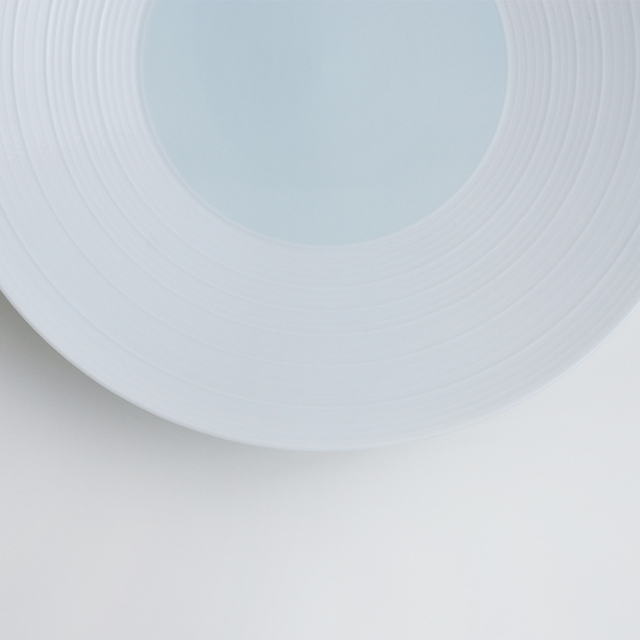 宋 蓮華座 米色青磁 波佐見焼 洸琳窯 見込青白磁千段 8寸皿