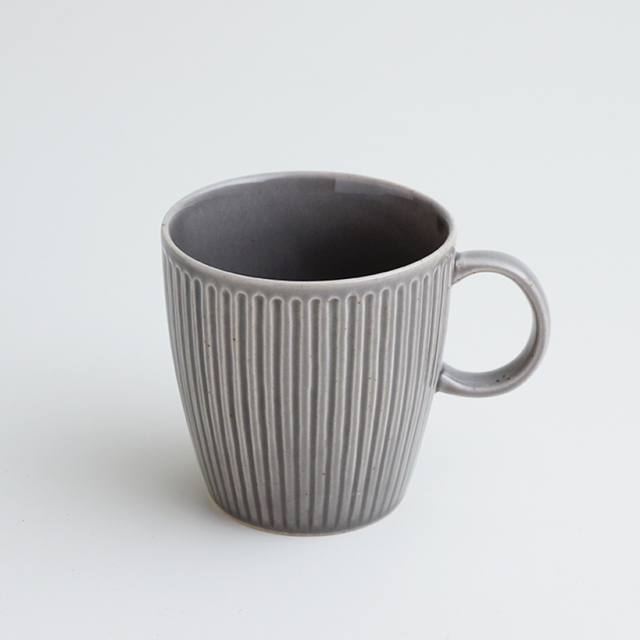 グレーの彫刻模様陶器青磁 花と鳥の彫刻 グレーの陶器皿 青磁