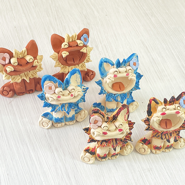 沖縄 お土産 かわいい シーサー 置物 玄関 素焼きシーサー ほのぼのシーサー 花付き