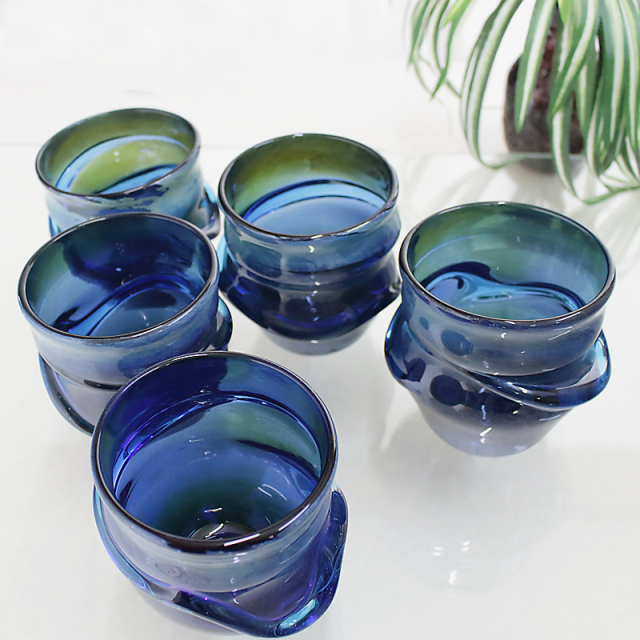 琉球ガラス職人 稲嶺盛一郎【オーロラ波巻グラス】