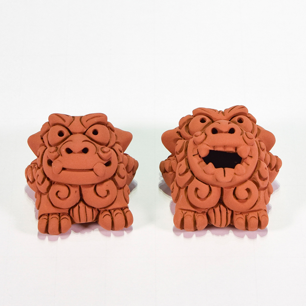 素焼きシーサー 置物 玄関 沖縄 シーサー 土産 ペア 新築祝い 結婚祝い 内祝い 引き出物 開店祝い 記念品 開運 運気 風水 魔除け 厄除け 守り神 縁起物 プレゼント おしゃれ 琉球 素焼き 微笑みシーサー