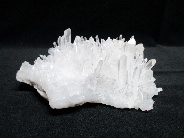 中国産の水晶原石クラスター