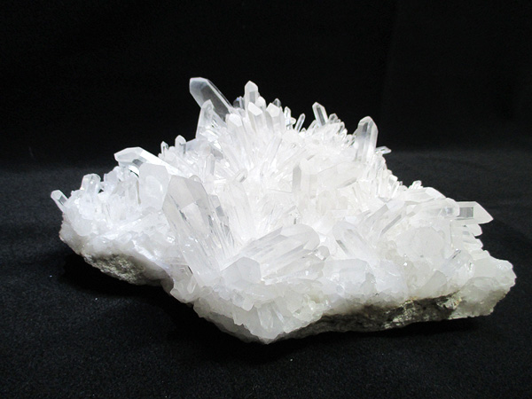 中国産の水晶原石クラスター