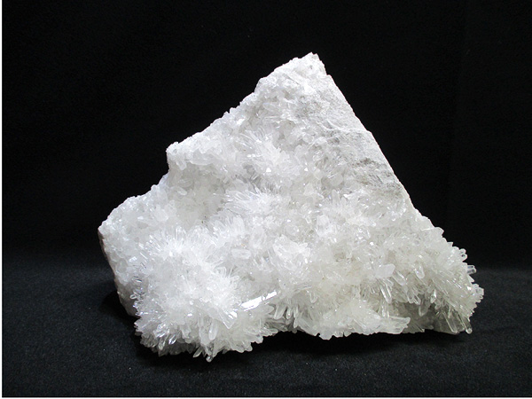 中国産の水晶原石クラスター