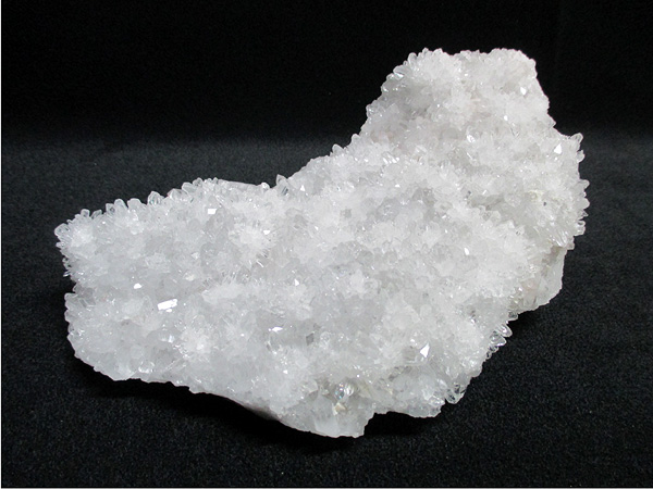 中国産の水晶原石クラスター