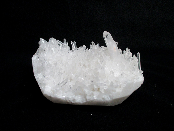 中国産の水晶原石クラスター