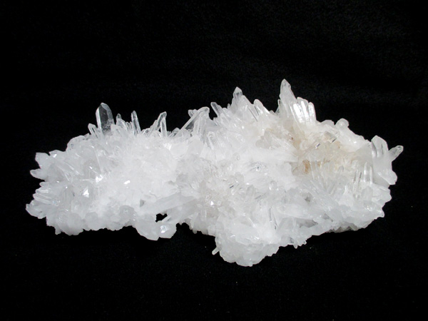 中国産の水晶原石クラスター