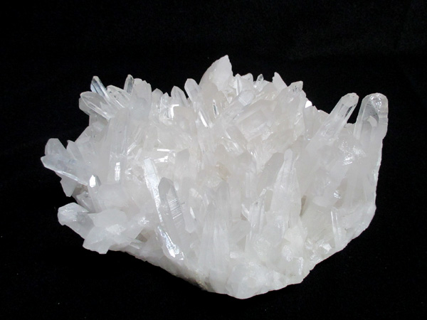 中国産の水晶原石クラスター