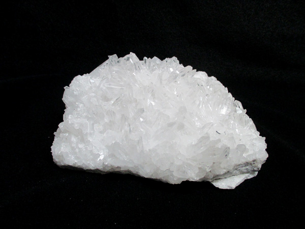 中国産の水晶原石クラスター