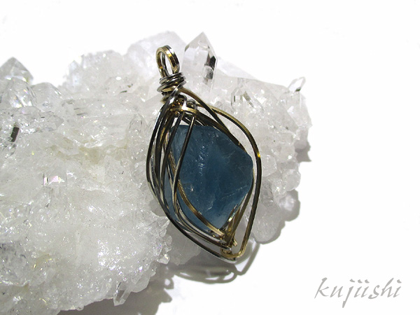 【blue.ks】天然フローライトの一粒ネックレストップ blue.ks】天然フローライトの一粒ネックレストップ blue.ks
