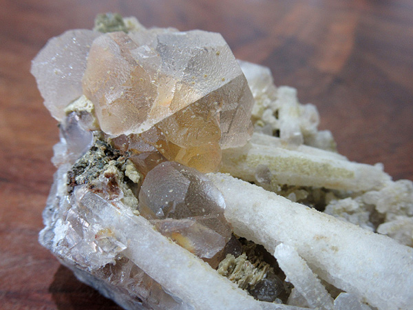 ロシア ダルネゴルスク産 フローライト 水晶原石 | 天然石専門店【鬮石】