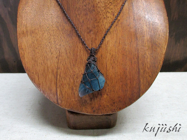 【blue.ks】天然フローライトの一粒ネックレストップ blue.ks】天然フローライトの一粒ネックレストップ blue.ks