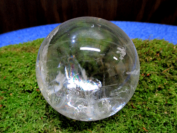 美しい虹を閉じ込めた天然虹入水晶、レインボークォーツ丸玉