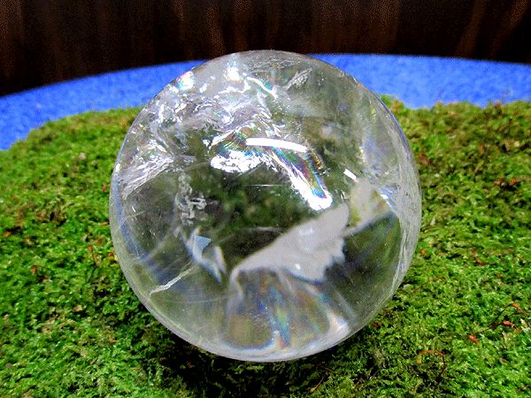 美しい虹を閉じ込めた天然虹入水晶、レインボークォーツ丸玉
