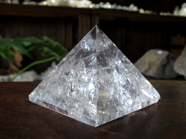 欠けの為20％OFF】レインボースタッデッドクォーツ/天然水晶ピラミッド