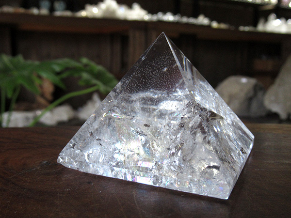 欠けの為20%OFF】レインボースタッデッドクォーツ/天然水晶ピラミッド 欠けの為20%OFF】レインボースタッデッドクォーツ/天然水晶ピラミッド