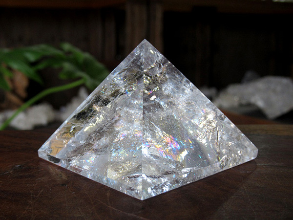 トカンティンス産　水晶　ピラミッド レインボースタッデッドクォーツ/天然水晶ピラミッド