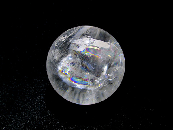 美しい虹を閉じ込めた天然虹入水晶、レインボークォーツ丸玉