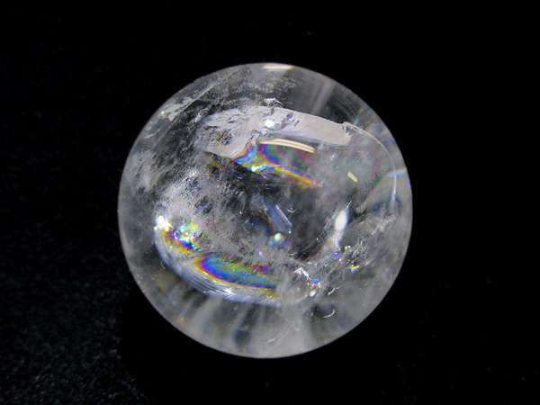 美しい虹を閉じ込めた天然虹入水晶、レインボークォーツ丸玉